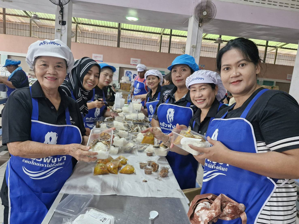 น้ำใจพังงา! ‘ครัวพังงา’ ลงพื้นที่หาดใหญ่ ทำอาหารวันละ 3,000 กล่อง ช่วยผู้ประสบภัยน้ำท่วม