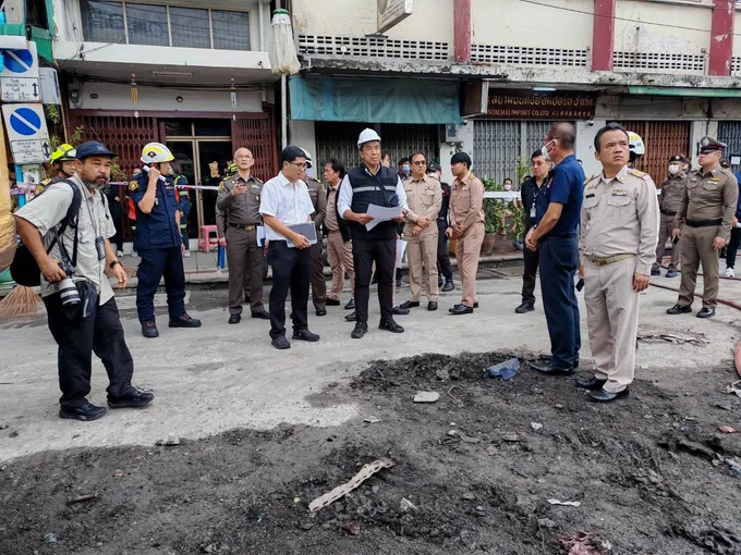 "ชัชชาติ" ลงพื้นที่ตรวจสอบเหตุเพลิงไหม้ "คลองถมเซ็นเตอร์" เร่งหาสาเหตุใน 2 วัน แจ้งปิดการจราจรถนนวรจักร พร้อมขยายเวลารับลงทะเบียนช่วยเหลือผู้ประสบภัย