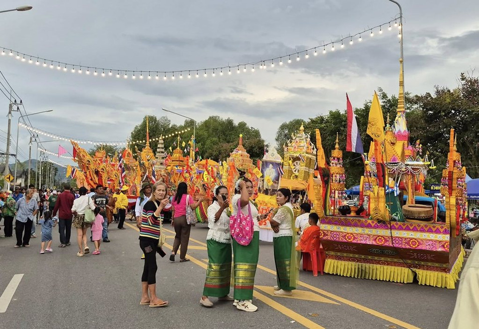 สตูลจัดใหญ่! เรือพระกว่า 10 ลำ "พญานาคหลากสี" สะท้อนศรัทธา พร้อมแข่งขันปีนเสาน้ำมันสุดฮาในประเพณีลากพระคลองขุด