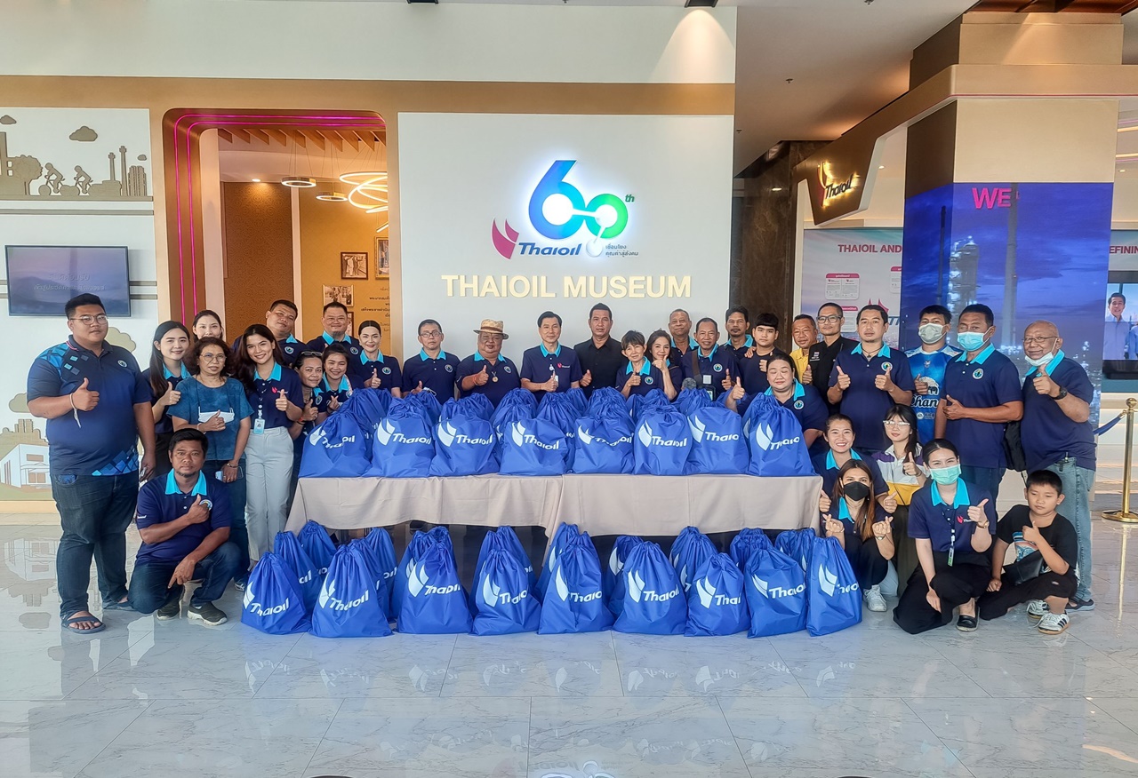 กลุ่มไทยออยล์ ร่วมกับ สมาคมสื่อมวลชลศรีราชา จังหวัดชลบุรี บรรจุถุงยังชีพช่วยเหลือผู้ประสบอุทกภัย ในพื้นที่จังหวัดอยุธยา  เพื่อถวายเป็นพระราชกุศล   
