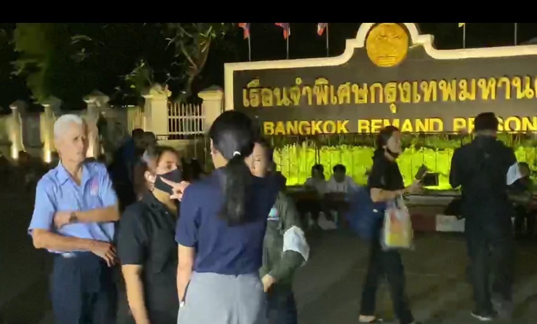 ศาลยกคำร้องฝากขัง 3 ผู้ต้องหาคดี ม.110 ขบวนเสด็จ กับ "สมยศ-อานนท์" คดีชุมนุม 19 กันยา