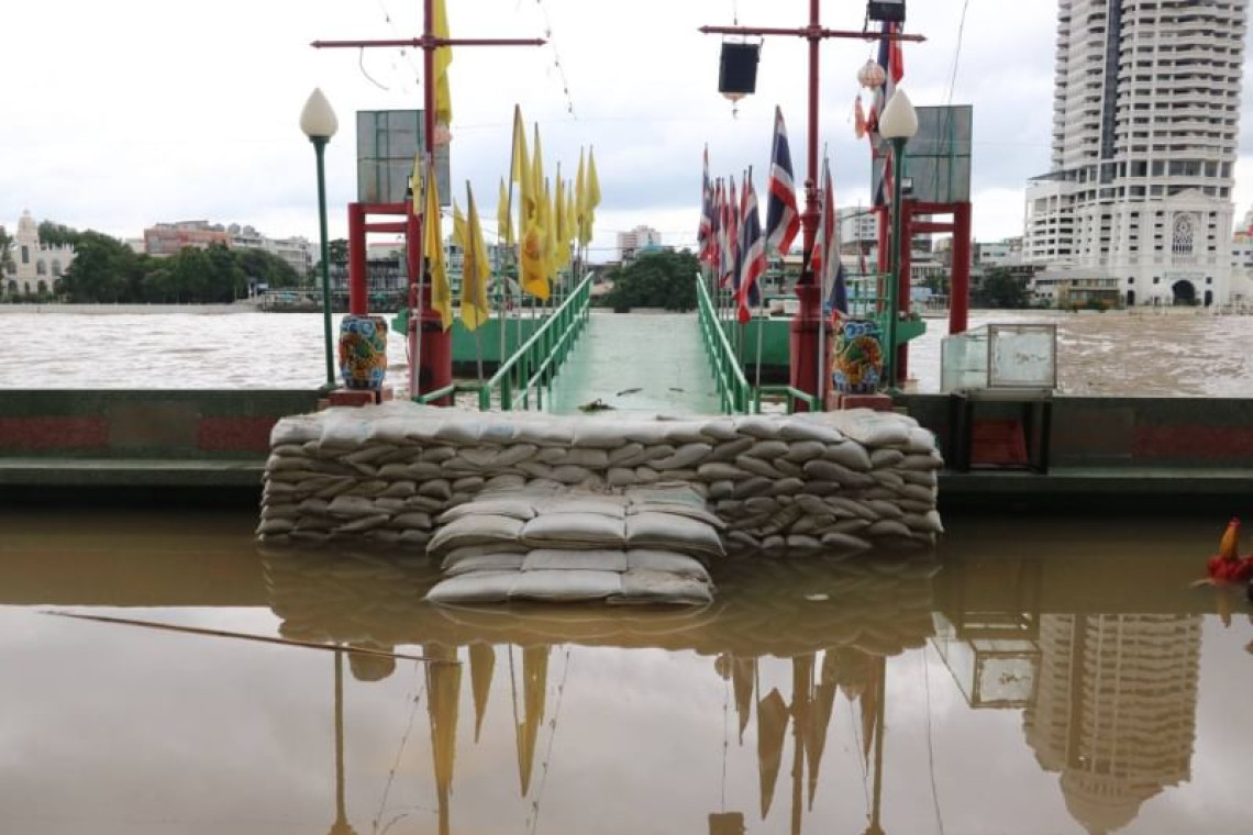 "กทม." แจ้งเตือน 16 ชุมชนนอกคันกั้นน้ำ ยกของขึ้นที่สูง ตรวจสอบปลั๊กไฟ 13 - 23 ต.ค. ระดับน้ำเจ้าพระยาเพิ่มสูงขึ้น