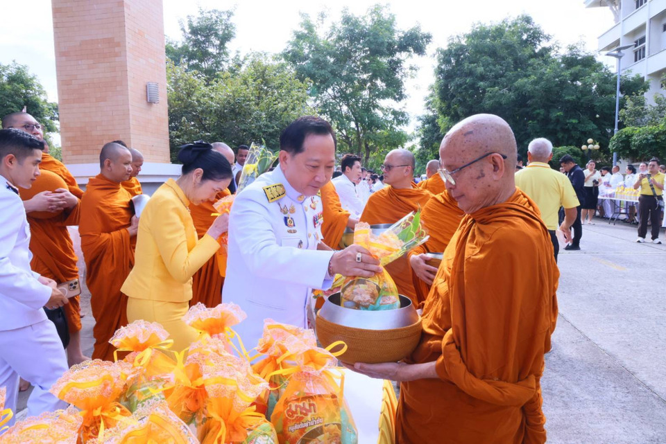 ผู้ว่าฯ ระยอง นำตักบาตรข้าวสารอาหารแห้ง น้อมรำลึกในพระมหากรุณาธิคุณ ร.9 เนื่องในวันคล้ายวันสวรรคต