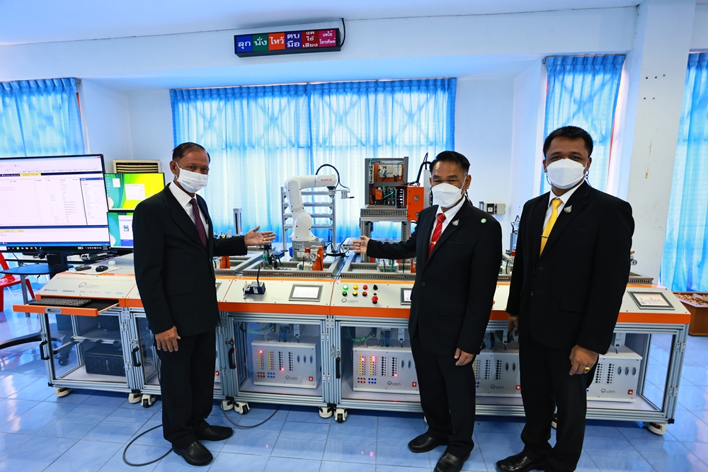 วิทยาลัยเทคนิคนิคมอุตสาหกรรมระยอง เปิดหลักสูตรนักเขียนโปรแกรม PLC พัฒนากระบวนการผลิตระบบอัตโนมัติด้วยหุ่นยนต์อุตฯ