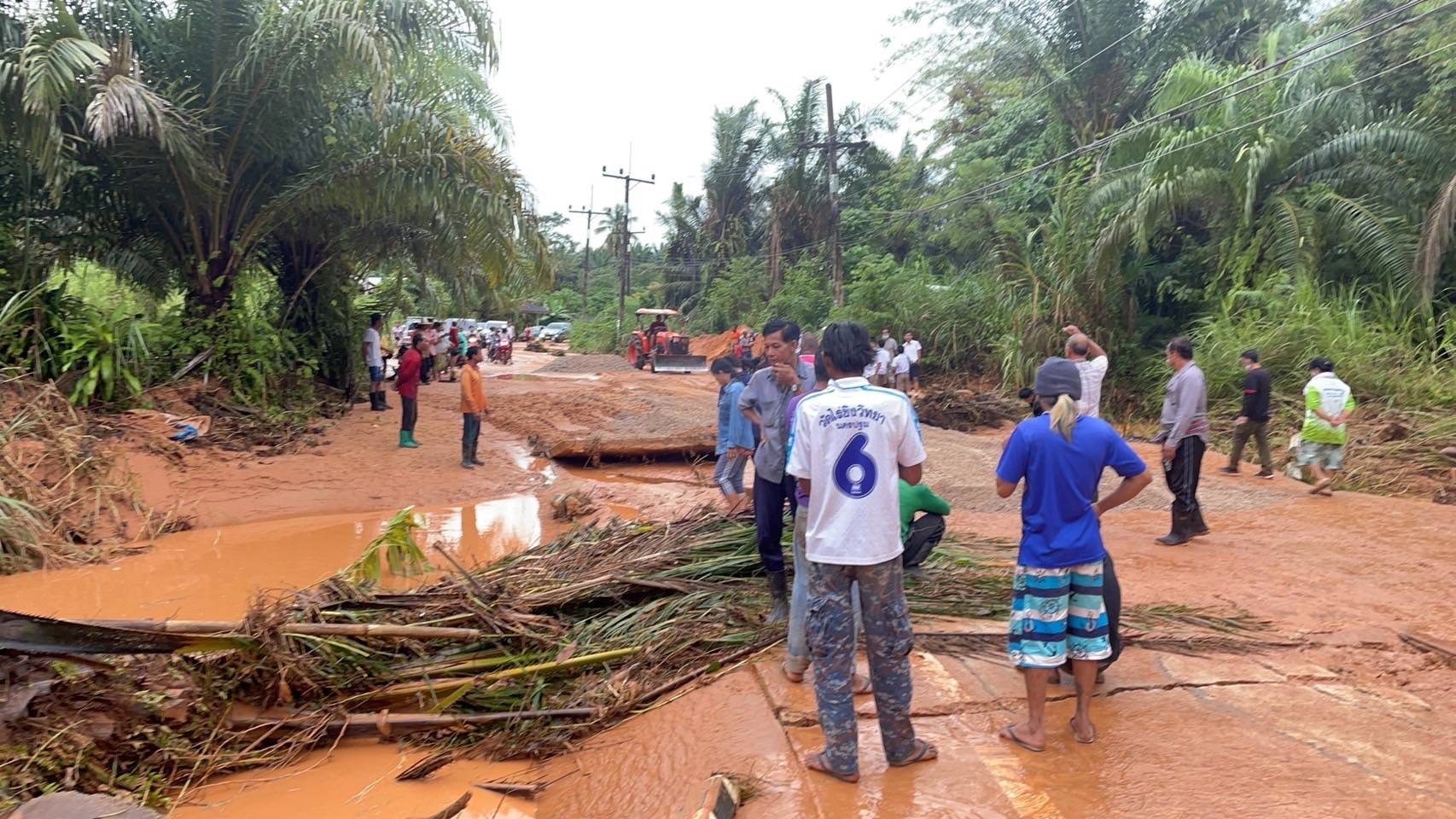 'พนม'ฝนตกหนักทำถนนขาด เร่งซ่อมบรรเทาความเดือดร้อนชาวบ้าน 