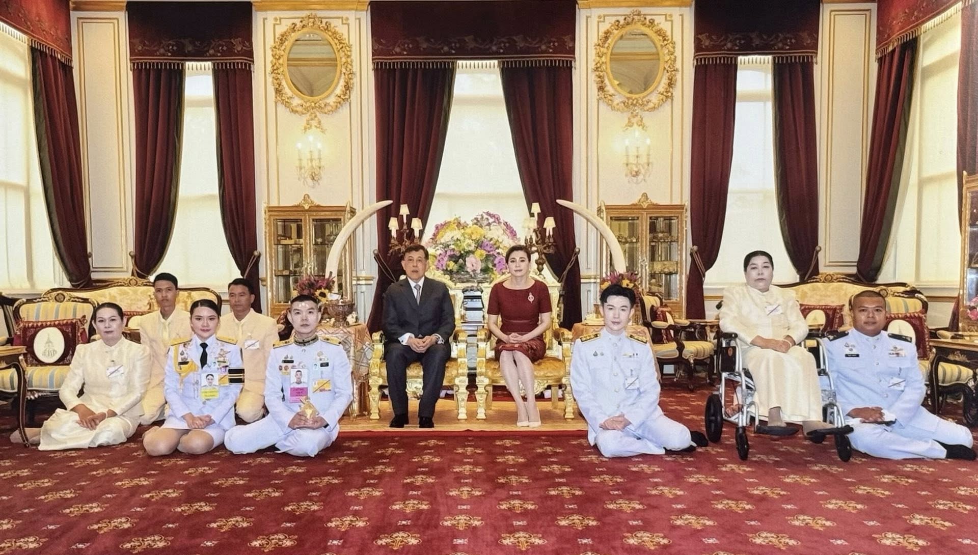 ครั้งแรกในประวัติศาสตร์! "ในหลวง-พระราชินี" ทรงประกอบพิธีมงคลสมรสพระราชทานแก่คู่สมรสเท่าเทียม