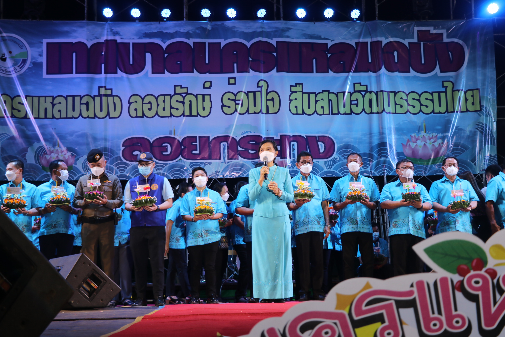 คนแน่นสวน บรรยากาศงานลอยกระทง เทศบาลนครแหลมฉบัง            