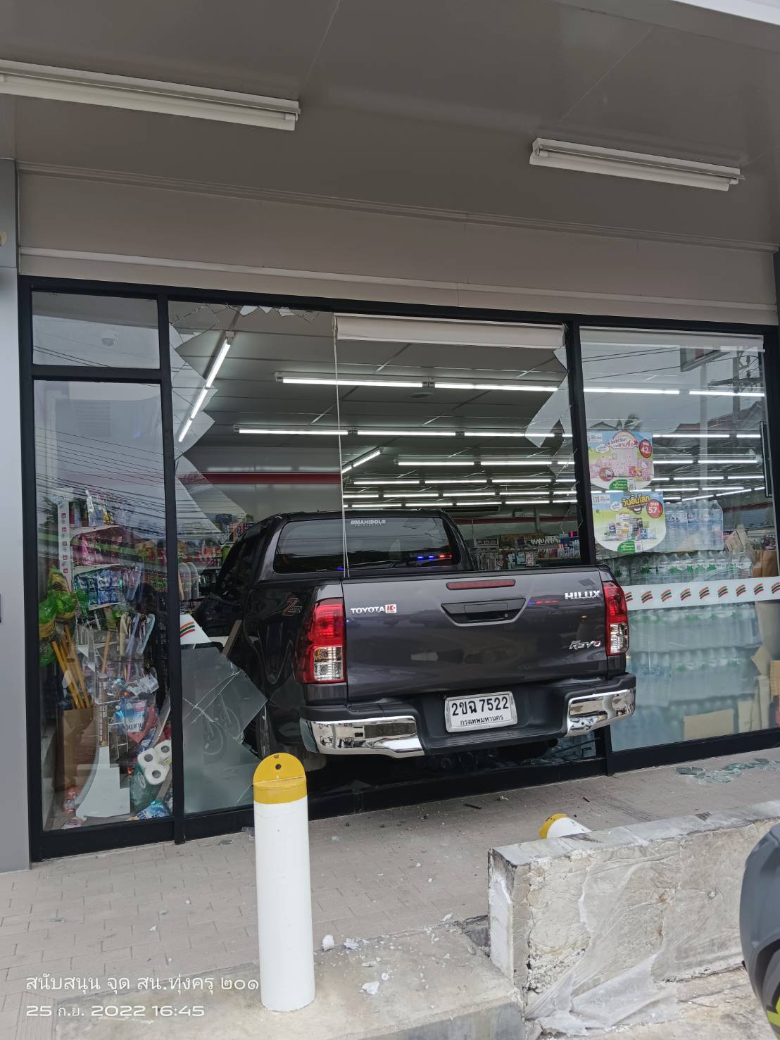 เดอะฟาส 7! กระบะซิ่งทะลุกระจกเซเว่น “พังยับ-เละทั้งร้าน”
