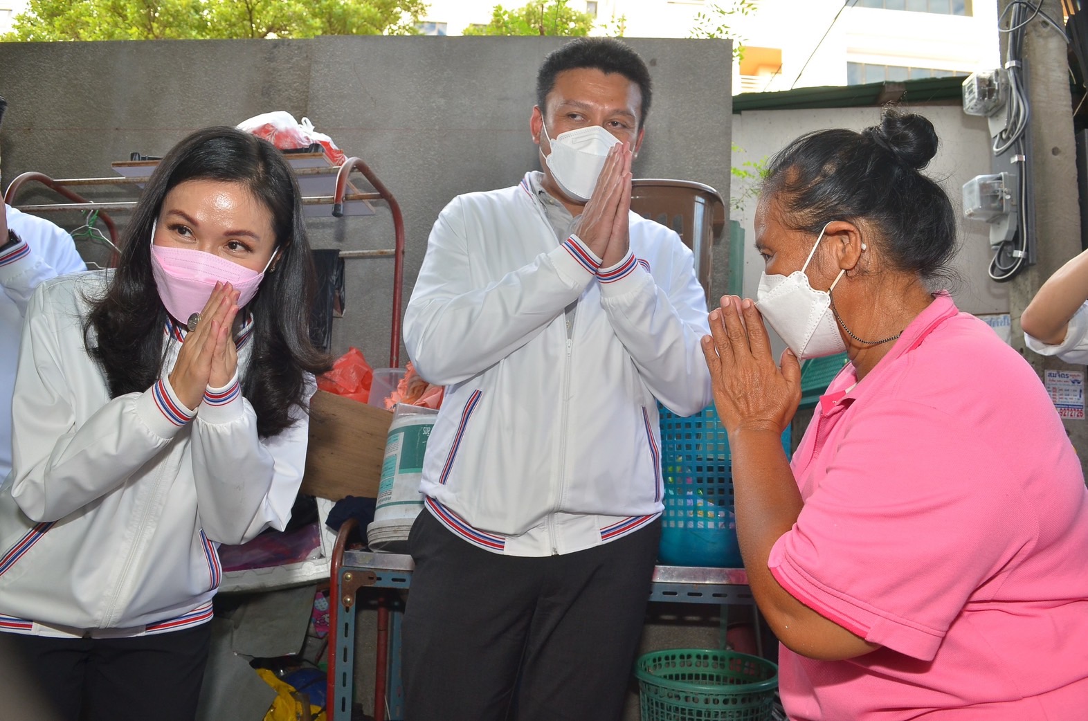 "บิ๊กป้อม" มอบ "นฤมล"นำทีมส.ส.ฝั่งธนฯลุยช่วยชาวบางพลัด-บางกอกน้อย ดึงช่างฝีมือเข้าซ่อมแซมเครื่องใช้ไฟฟ้าถึงบ้าน 