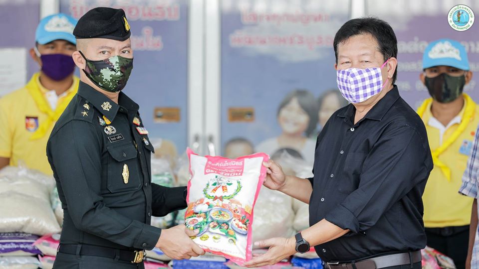 ทม.เพชรบูรณ์-กองพันทหารช่างที่ 8 พล ม.1 มอบข้าวสาร ช่วยเหลือผู้ยากไร้