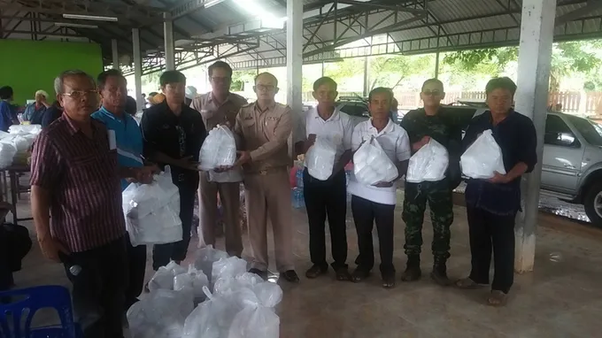 ขบวนการสหกรณ์นครพนม ปันน้ำใจทำข้าวกล่องแจกผู้ประสบภัยน้ำท่วม