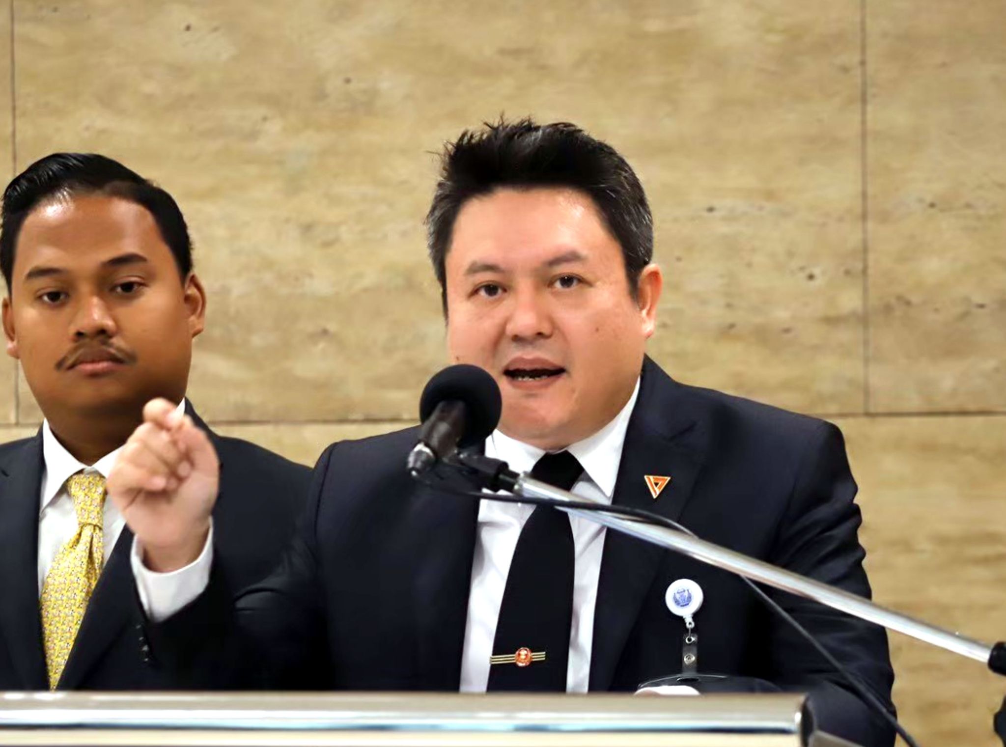 “สุรเชษฐ์”ห่วง “บาซูก้าเศรษฐกิจ”เหลือแค่ลูกสุดท้าย ไม่ไว้ใจ “ประยุทธ์”เป็นคนยิง 