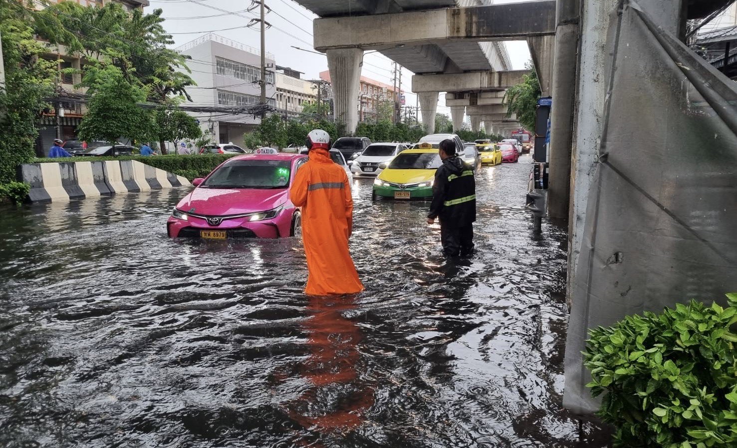  ตำรวจสน.ภาษีเจริญ ลงพื้นที่ระดมเร่งช่วยประชาชนผู้สัญจร เหตุน้ำท่วมขังหนัก สั่งเฝ้าระวังตลอดวัน