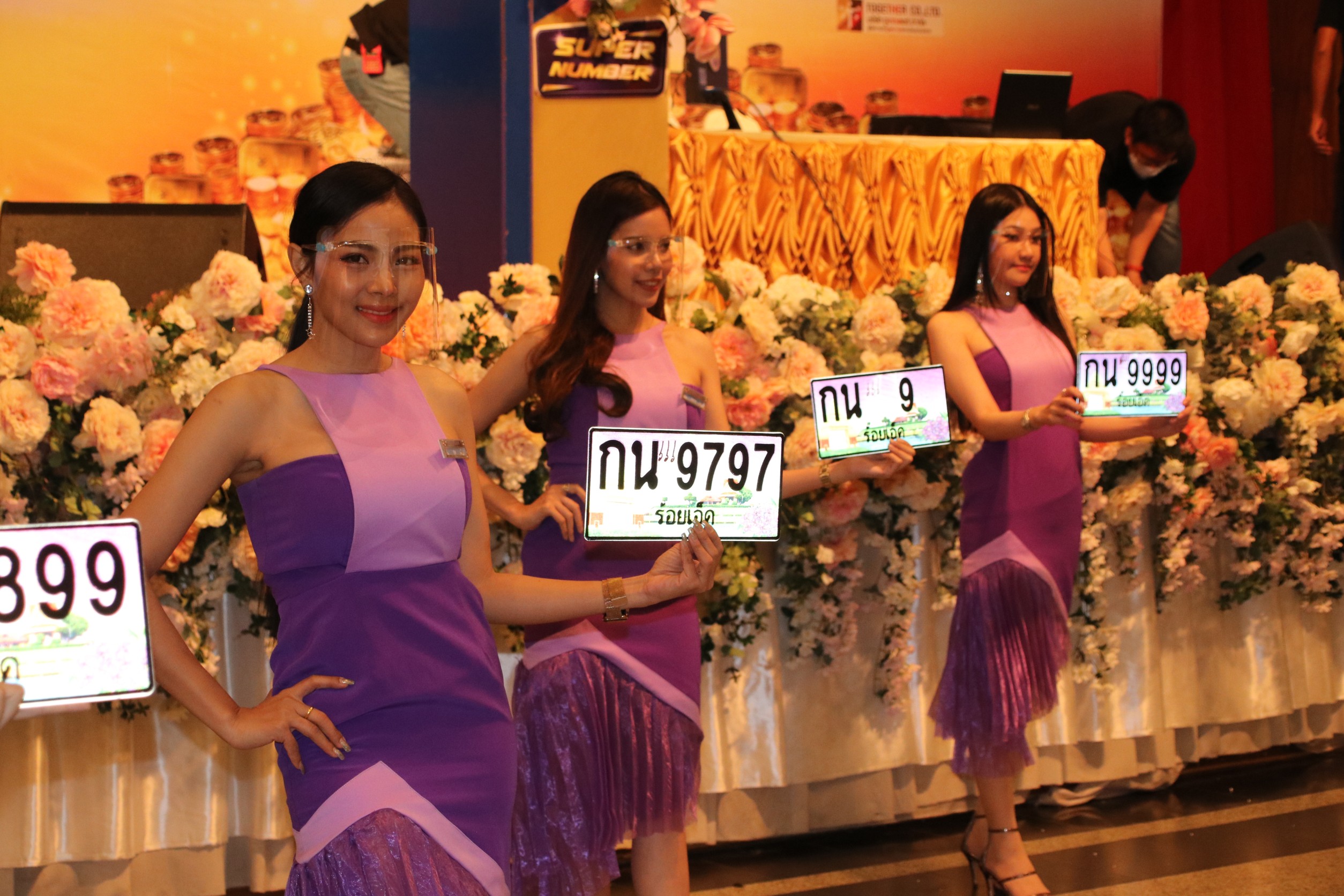 ขนส่งร้อยเอ็ด จัดประมูลหมายเลขทะเบียนรถสวย หมวดอักษร กน.เกื้อหนุนนำชัย ปลอดภัยให้โชค