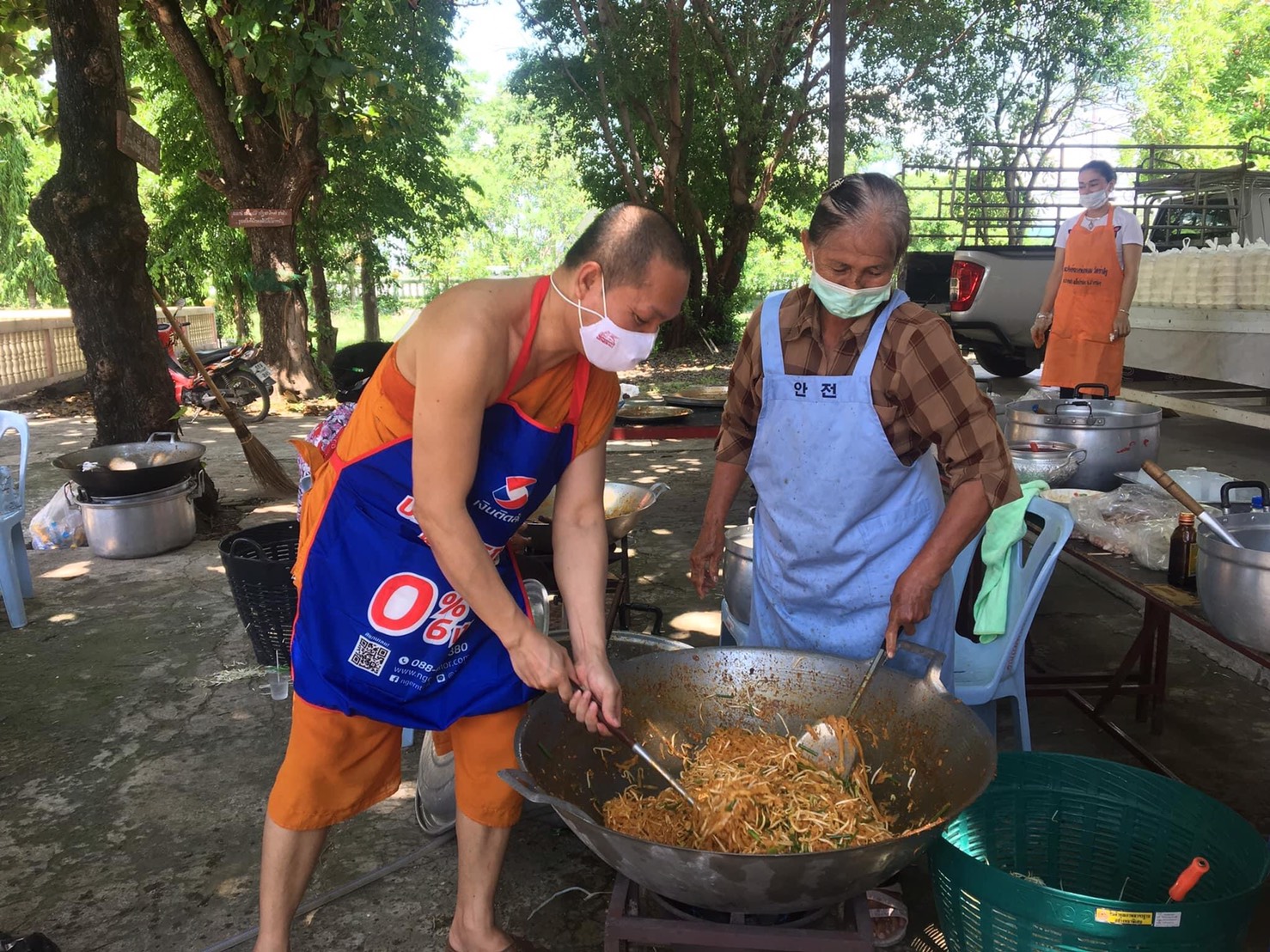 พระสงฆ์วัดโบสถ์ จ.อ่างทอง ร่วมกับชาวบ้าน ถอดจีวรลงครัวทำอาหาร แจกจ่ายบุคลากรทางการแพทย์ 2,000 กล่อง