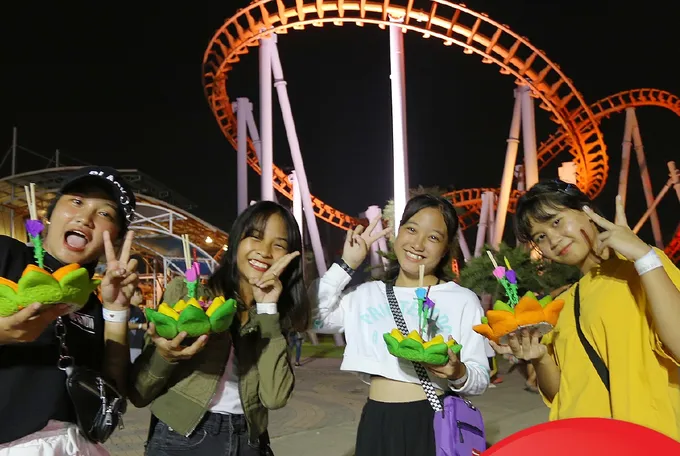 เที่ยวงานลอยกระทงวิถีใหม่สืบสานประเพณีไทย ที่ สยามอะเมซิ่งพาร์ค      