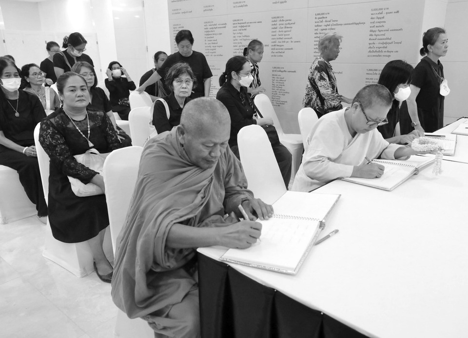 ประชาชนทั่วทุกหมู่เหล่า! ร่วมลงนามถวายความอาลัย แด่ “สมเด็จพระบรมราชชนนีพันปีหลวง” ณ โรงพยาบาลจุฬาลงกรณ์