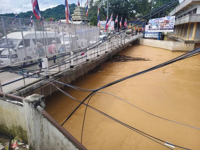 แม่สายลุ้น! “น้ำสาย” เพิ่มระดับ พบจุดรั่ว 5 แห่ง เร่งอุดหวั่นทะลักเข้าชุมชน
