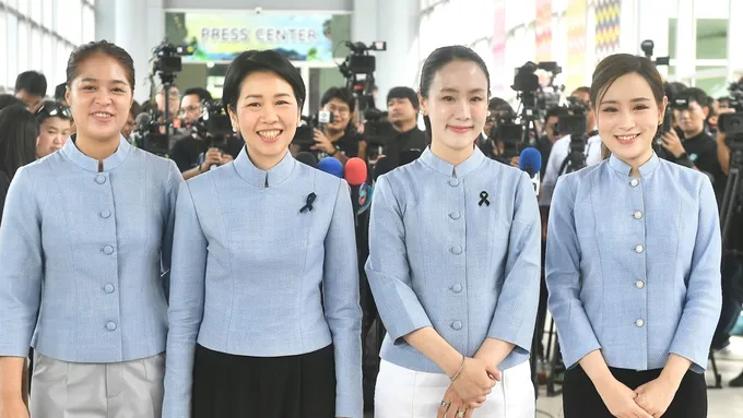 “รัชดา” ยิ้มแย้มนำทีมโฆษกรัฐบาลถ่ายรูปทิ้งทวน ก่อน ครม.สัญจรสงขลา ท่ามกลางกระแส “หมอเอก” จ่อเสียบแทน