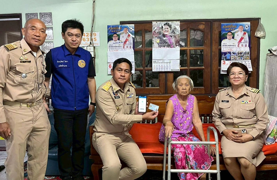 นอภ.ปากพลี ลุยเคาะประตูบ้าน ช่วยผู้สูงอายุ–กลุ่มตกหล่น ลงทะเบียนบัตรสวัสดิการแห่งรัฐถึงบ้าน