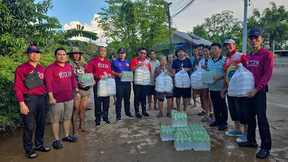 อบจ.เพชรบูรณ์ มอบข้าวกล่องพร้อมน้ำดื่มให้กับผู้ประสบอุทกภัย ต.วัดป่า อ.หล่มสัก