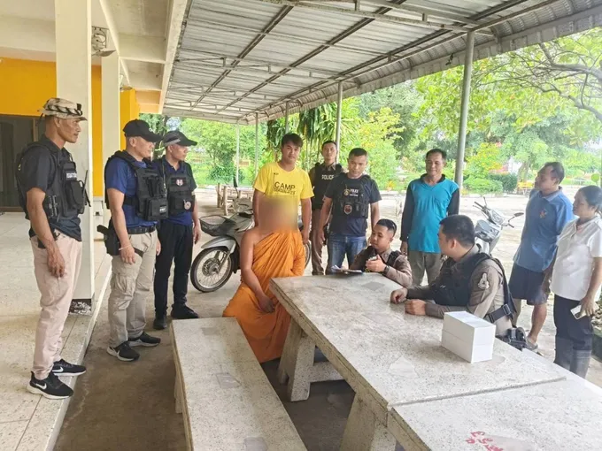 ศรีสะเกษ ตำรวจ-ฝ่ายปกครองบุกตรวจวัด รวบเจ้าอาวาสฉี่ม่วง พบยาบ้า 2 เม็ด อ้างโยมนำมาถวาย