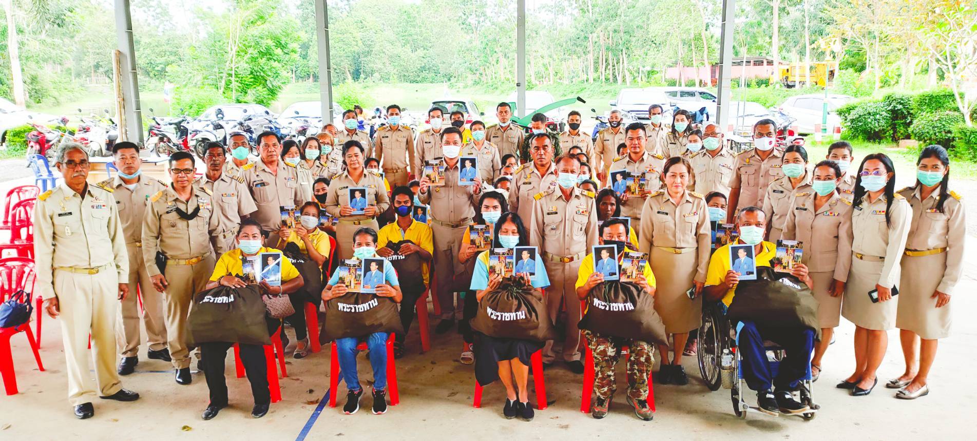 ทต.นาตาล่วงตรัง  จัดพิธีมอบถุงยังชีพพระราชทานให้แก่ผู้ประสบภัยน้ำท่วม 
