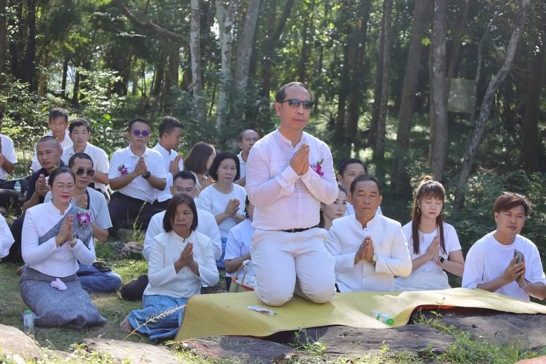 สกลนครสืบสานประเพณีกวนข้าวทิพย์และตักบาตรเทโวโรหณะเนื่องในวันออกพรรษาวัดพระธาตุภูเพ็ก  อ.พรรณานิคม  