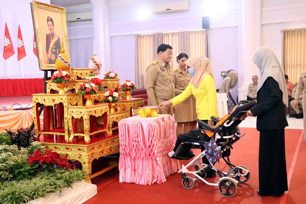 ผู้ว่าฯ สตูล มอบทุนมูลนิธิคุณพุ่ม 515,000 บาท แก่เด็กออทิสติกและพิการ 103 ราย 
