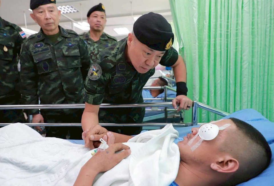 เสธ.ทบ.ลงพื้นที่กองทัพภาคที่ 2 ดูแลปชช.-เยี่ยมทหารเจ็บ ย้ำไทยยืนหยัดปกป้องแผ่นดิน