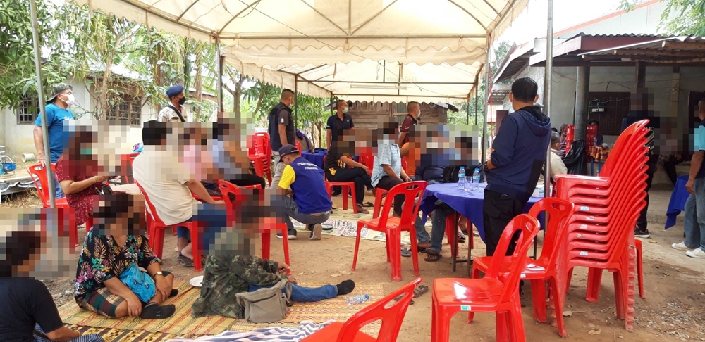 ฝ่ายปกครอง-ตำรวจ สนธิกำลังจับกุมผู้ลักลอบเล่นพนันไฮโลและไพ่