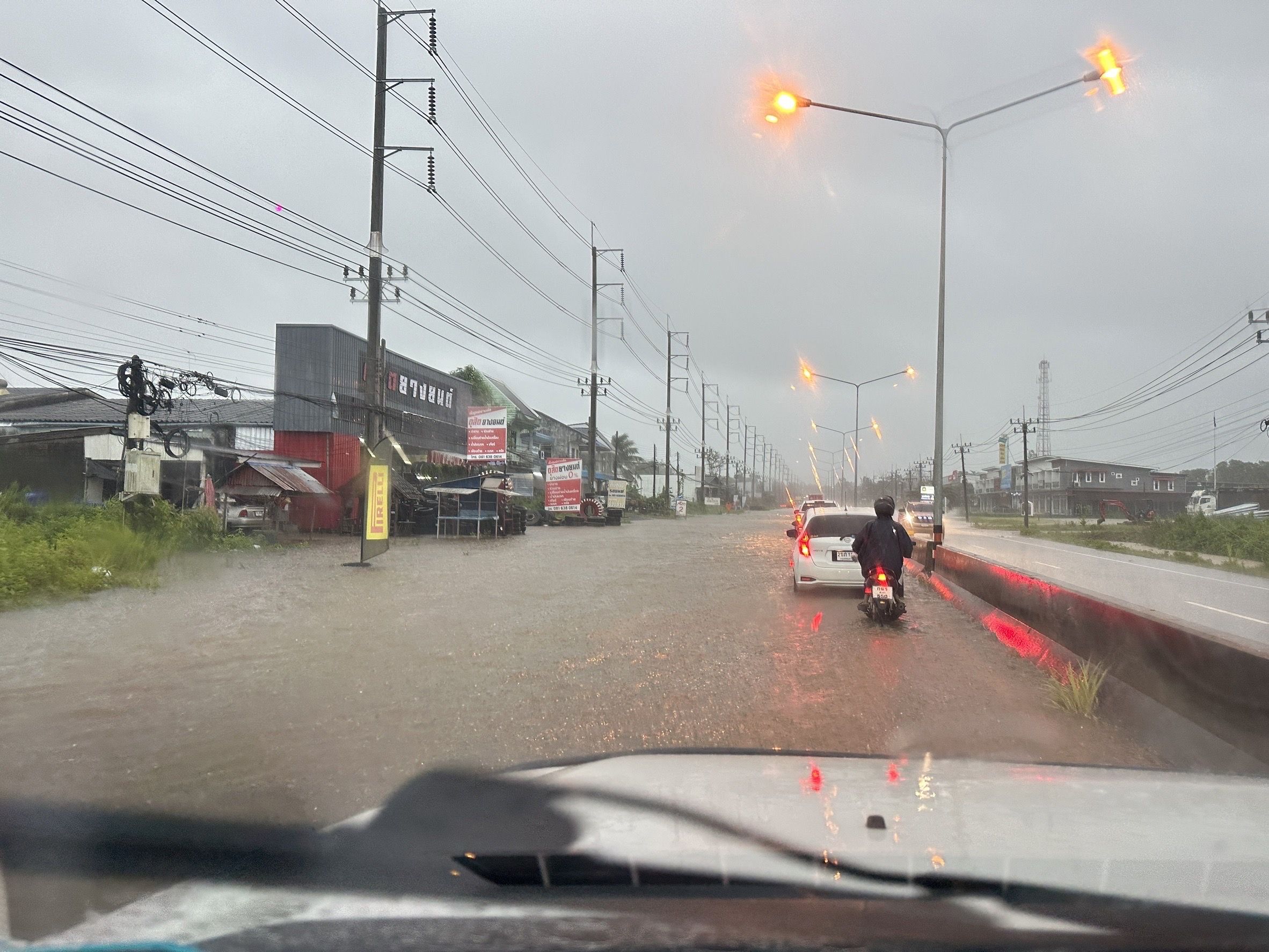 พังงาฝนตกต่อเนื่องน้ำไหลท่วมถนนเพชรเกษมสายตะกั่วป่า-เขาหลักรถใหญ่ผ่านได้ปกติส่วนรถเล็กต้องใช้ทางเบี่ยง