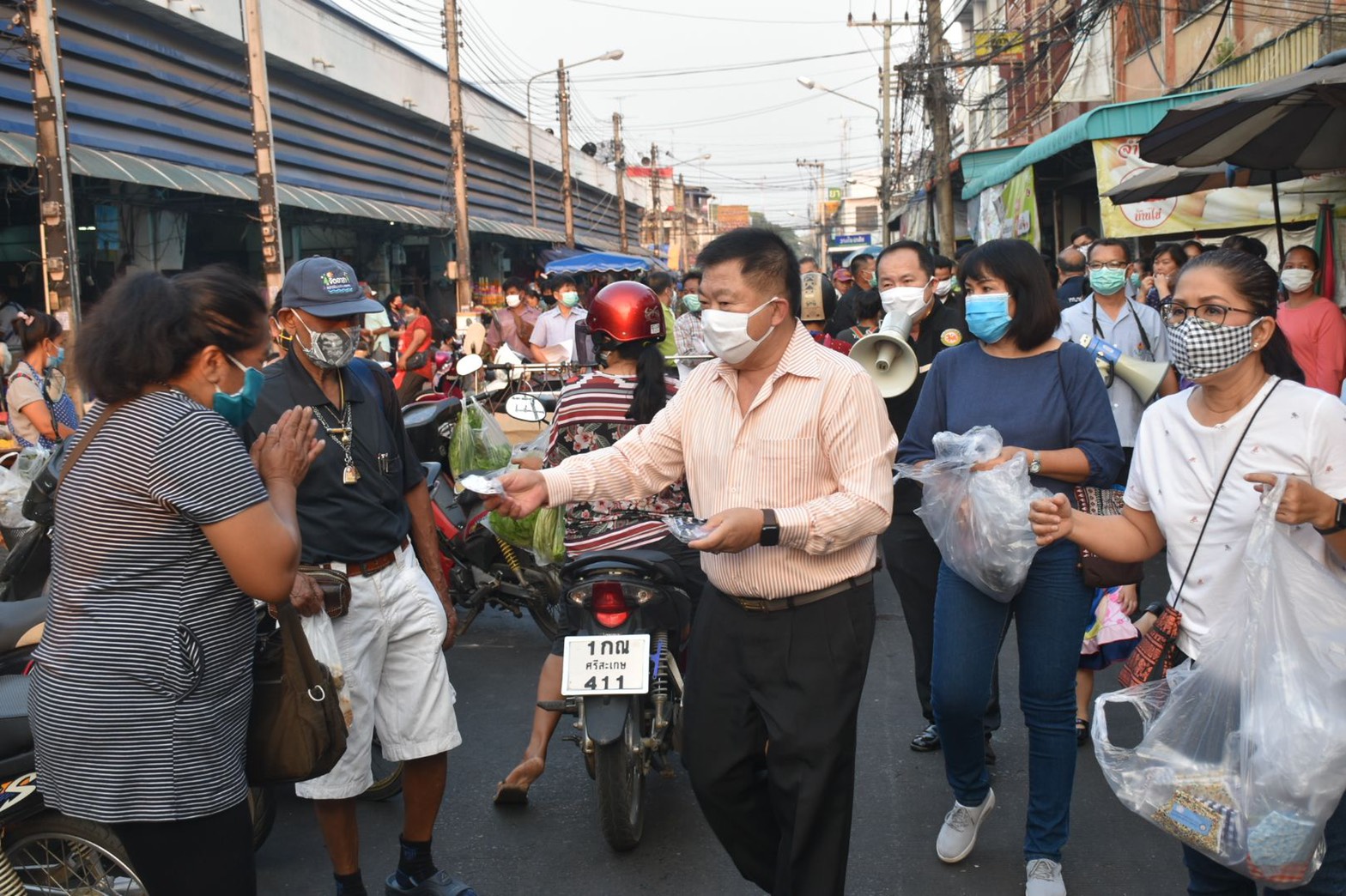 นายกเทศมนตรีเมืองศรีสะเกษ แจกหน้ากากอนามัยป้องกันโควิด-19 ที่ตลาดสดเทศบาล 1-3   