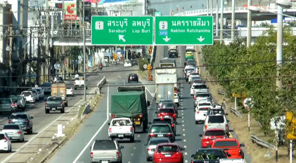 ประชาชนเริ่มทยอยเดินทางสู่ประตูอีสาน ถนนพหลโยธิน-มิตรภาพ รถเริ่มหนาแน่น