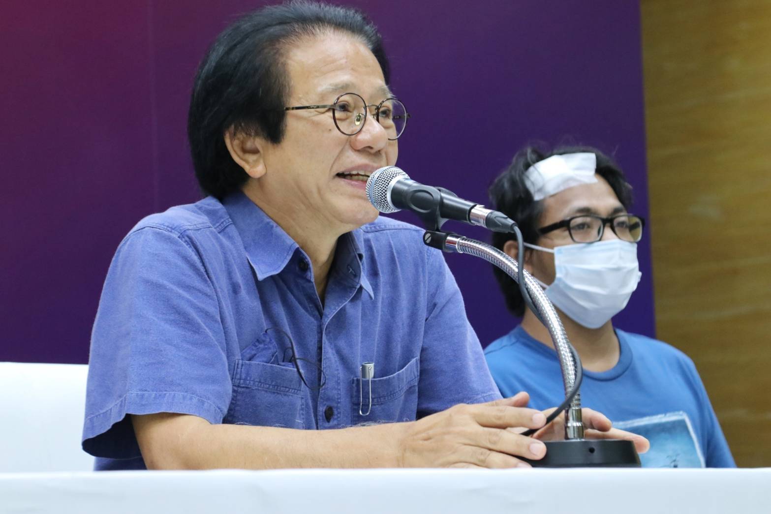 "หมอทศพร"นำผู้ได้รับบาดเจ็บม็อบเหตุปะทะ เตือนตำรวจอย่าใช้ความรุนแรงกับปชช.