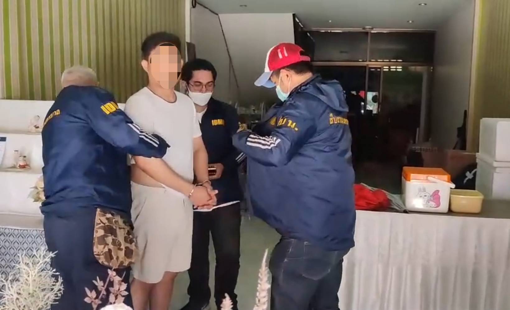 รวบ "ดร.เอก คนปั้นดิน" แอบอ้างรองนายกฯฝากเข้ารับราชการ ตุ๋นเงินเสียหายกว่า 14 ล้าน