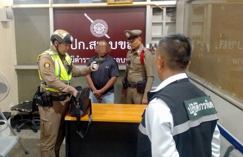 รวบหนุ่มเมืองช้าง พกอาวุธปืนเข้าขนส่งหมอชิต