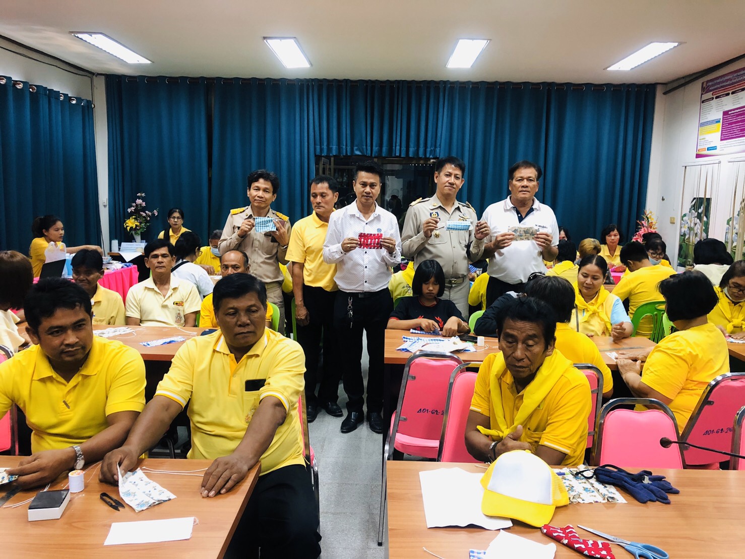 ทต.เพชรเมืองทอง จัดโครงการฝึกอบรมให้ความรู้เกี่ยวกับโควิด-19 ทำหน้ากากอนามัย เจลล้างมือ แก่ประชาชน