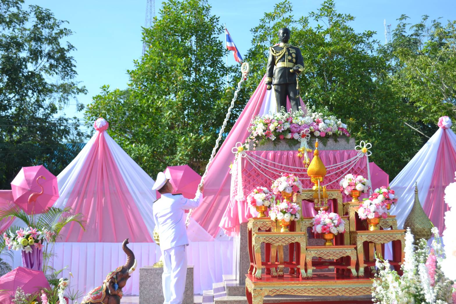 นายอำเภอศรีสงคราม จัดกิจกรรมน้อมรำลึกเนื่องในวันคล้ายวันสวรรคตพระบาทสมเด็จพระจุลจอมเกล้าเจ้าอยู่หัว ร 5 