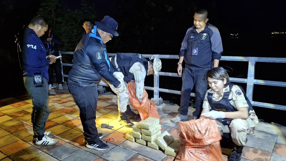 ทหารพราน–ปลัดหญิงมุกดาหาร สนธิกำลังสกัดเรือขนยาริมโขง ยึดยาบ้า 1.9 แสนเม็ด