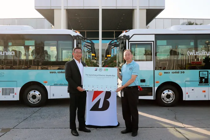 ATP30 ส่งมอบมินิบัสไฟฟ้า 5 คันให้บริการรับส่งพนักงานบริดจสโตน
