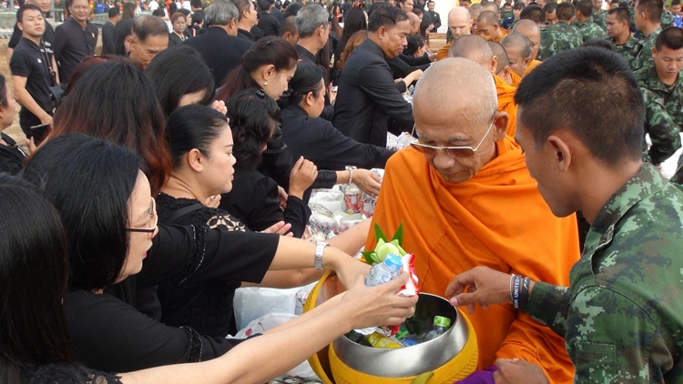 ชาวบุรีรัมย์ แต่งกายไว้ทุกข์ ร่วมทำบุญตักบาตร ถวายพระราชกุศล ในหลวง ร.9 ครบ 1 ปี วันสวรรคต