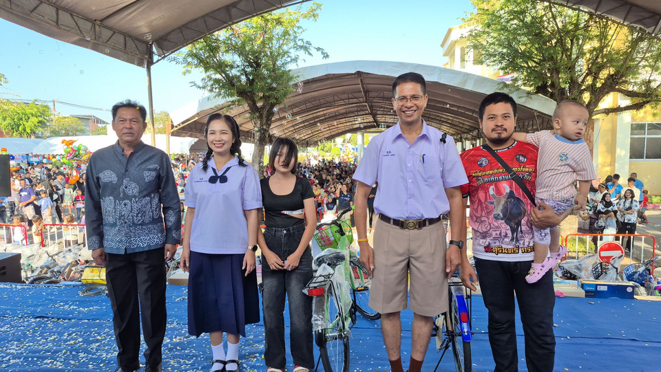 สตูลคึกคัก! ผู้ว่าฯ สวมชุดนักเรียนเปิดวันเด็ก ย้ำหัวใจรักษ์โลก พร้อมโอบรับเด็กเกาะไกลสู่แผ่นดินแม่