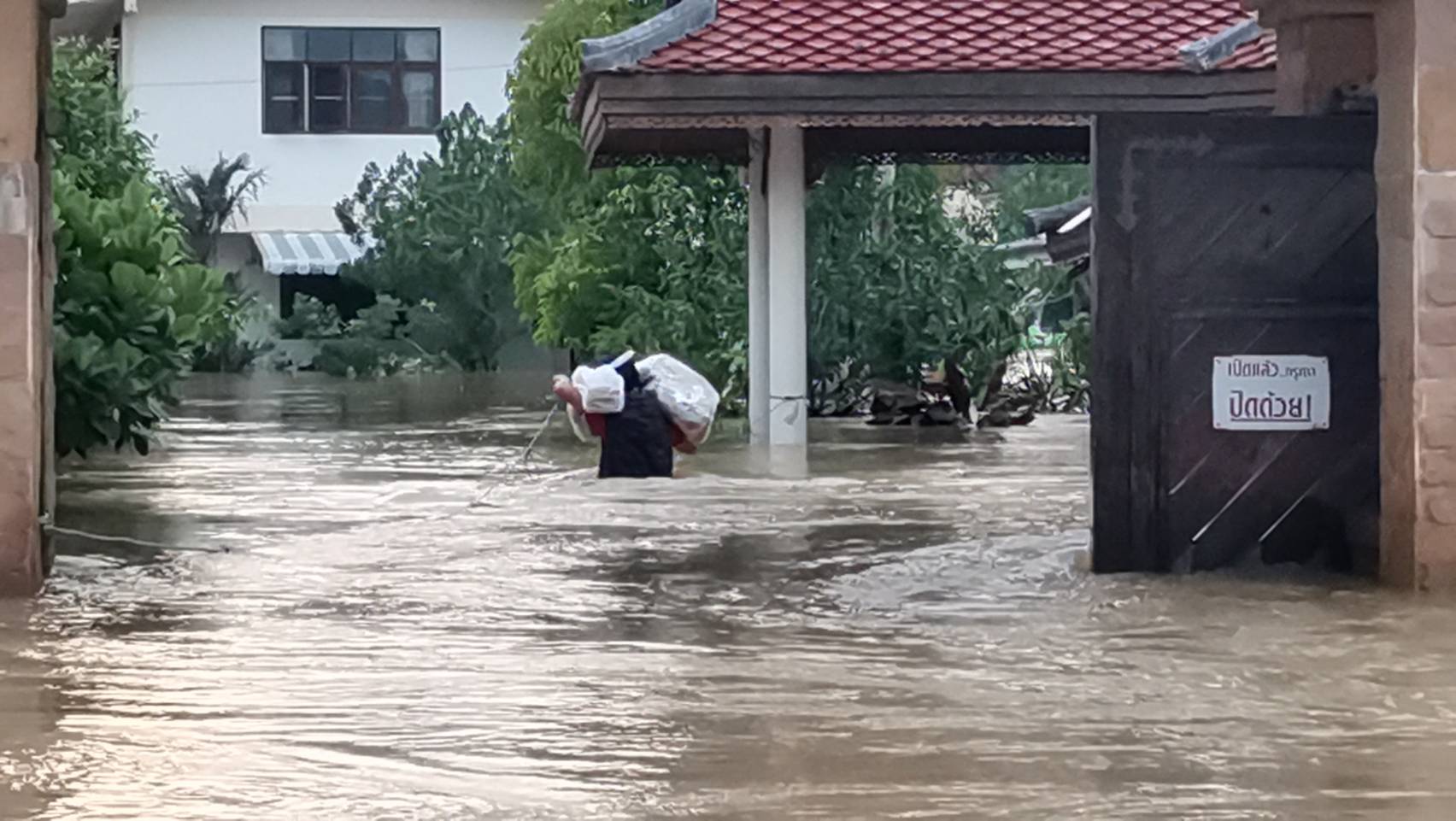 ปัตตานี 2 ชุมชนในเทศบาล ท่วมหนักสุดสูง 1-2 เมตร น้ำเชี่ยวใช้เรือไม่ได้ ขณะที่ชาวบ้านต้องการข้าวสารอาหารแห้ง