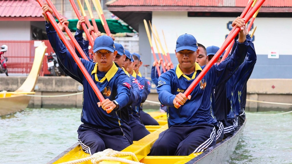โค้งสุดท้าย! กองทัพเรือฝึกฝีพายเรือพระราชพิธี เตรียมเคลื่อนเรือลงแม่น้ำเจ้าพระยา 10 ก.ค.