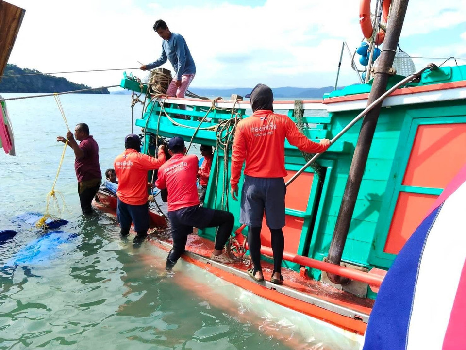 ศรชล.สตูล เร่งช่วยเรือประมง “รัตนโชคชัย” ฝ่าคลื่นลมแรง น้ำทะลักกลางทะเลตะรุเตา ปลอดภัยแล้ว 