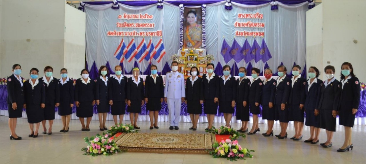 นายอำเภอศรีสงครามนำส่วนราชการลงนามถวายพระพรชัยมงคล 