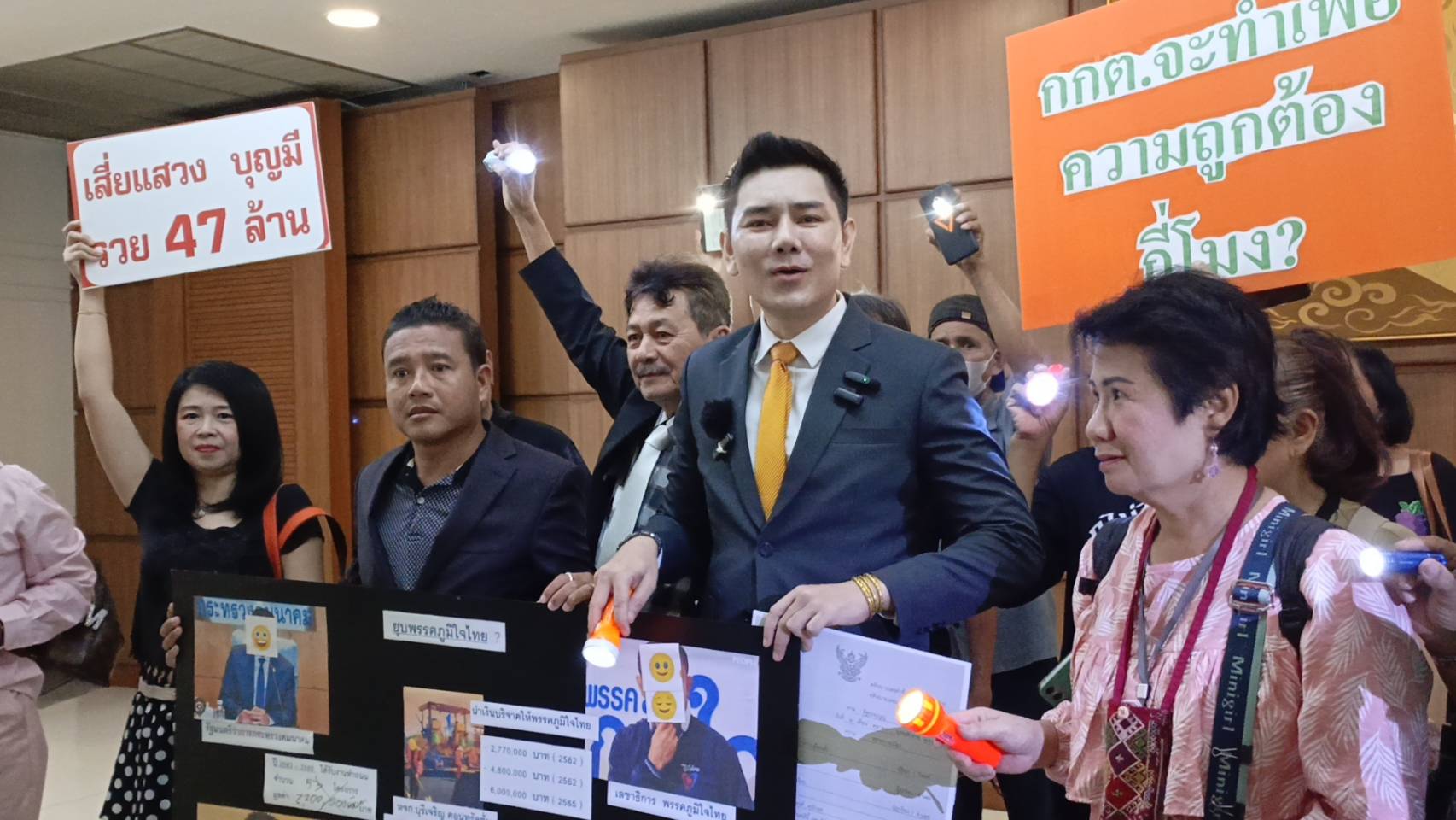 "ทนายอั๋น" บุก. กกต.ส่องไฟฉายหาความยุติธรรม หลัง "แสวง" แย้มภท.ส่อรอด "ยุบพรรค" เหน็บทำตัวเป็นทนายแก้ต่างแทน 