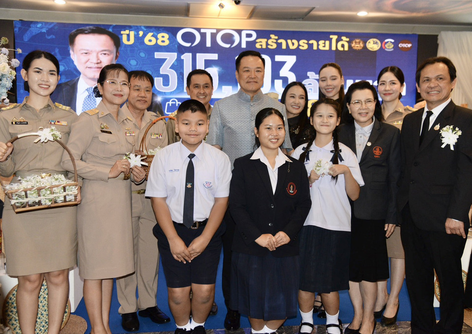 "นายกฯ อนุทิน" นั่งหัวโต๊ะประชุม ครม. ก่อนชมโอทอป-ผ้าไทย รับดอกกล้วยไม้โปรโมตวันครู 69 รมต.ลาประชุม 7 คน