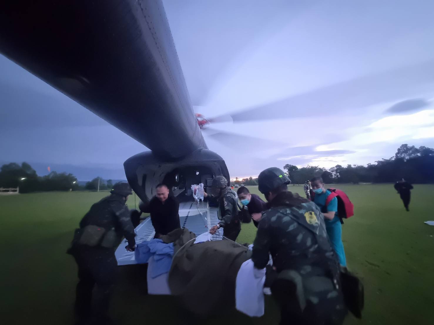 "ทบ." ส่งเฮลิคอปเตอร์ลำเลียง "จ่าสิบเอก พิชิตชัย" บาดเจ็บเหยียบกับระเบิดขาขวาขาด เข้ารักษาที่ รพ.น้ำยืน 